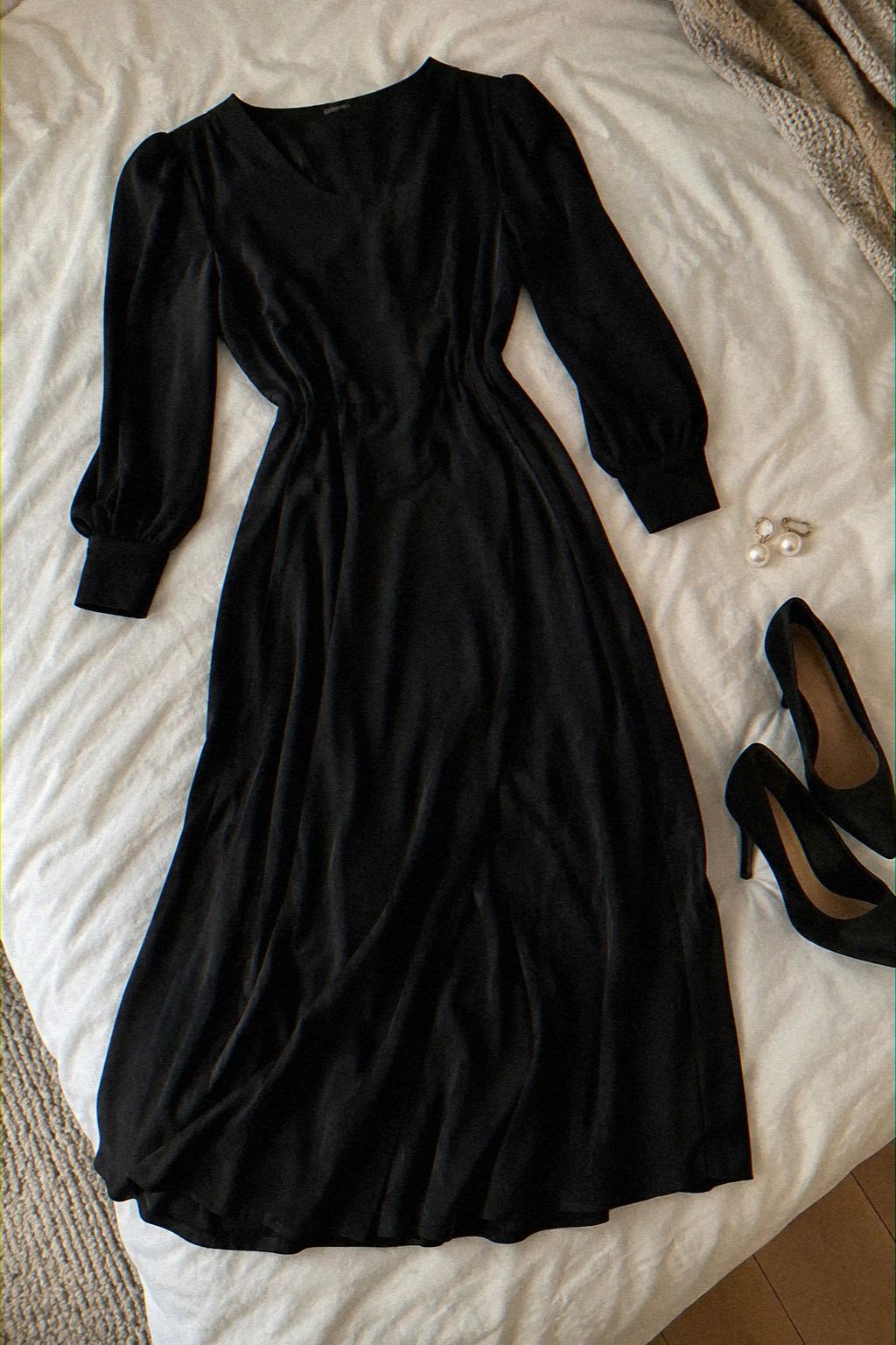 Long-Sleeve Dress With Pearl Earrings