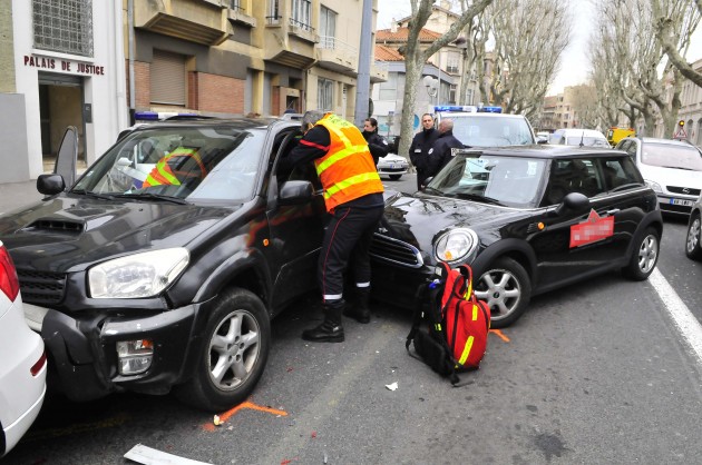 Les pompiers interviennent sur la victime coincé dans le véhicule © Alexandre Minguez / 247NEWS - CGM INFO