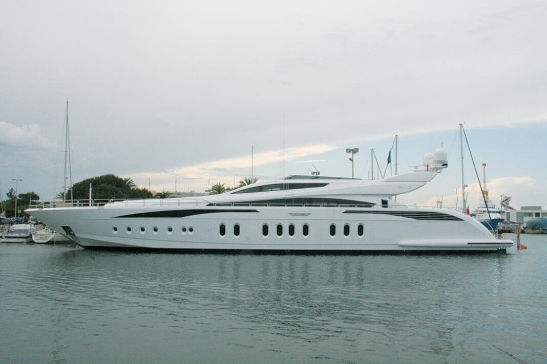 Yacht-a-saint-cyprien La rumeur a couru, début juillet 2013, que la chanteuse mondialement connue, Shakira, avait installé son yacht dans le port de Saint-Cyprien, photo (ci-dessus) à l'appui ! En fait, il s'agirait plutôt du bateau (de 46 mètres de long tout de même !) d'une autre célébrité internationale, la chanteuse Sabrina, loué pour l'été et faisant étape pour se ravitailler en carburant à Saint-Cyprien... avant de reprendre la mer pour Ibiza !