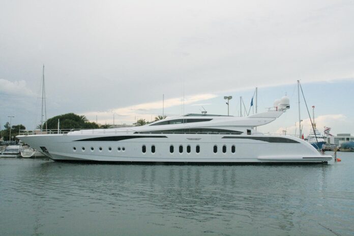 La rumeur a couru, début juillet 2013, que la chanteuse mondialement connue, Shakira, avait installé son yacht dans le port de Saint-Cyprien, photo (ci-dessus) à l'appui ! En fait, il s'agirait plutôt du bateau (de 46 mètres de long tout de même !) d'une autre célébrité internationale, la chanteuse Sabrina, loué pour l'été et faisant étape pour se ravitailler en carburant à Saint-Cyprien... avant de reprendre la mer pour Ibiza !