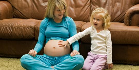 Dès que la grossesse est confirmée par le médecin, un certain nombre de démarches doivent être accomplies par les futurs parents, notamment avant les 3 ans de l'enfant. Mais quelles sont ces formalités, au juste ? Pour tout savoir, il suffit de se rendre sur service-public.fr, le site officiel de l'administration française : http://vosdroits.service-public.fr/particuliers/F 16225.xhtml. la rubrique « Comment faire si... » récapitule les démarches à effectuer lors d'un changement de situation. Véritable guide pratique, ce dossier consacré à « J'attends un enfant » offre également accès aux démarches en ligne ou formulaires, textes légaux de référence, coordonnées et heures d'ouvertures du service administratif compétent pour réaliser ses démarches en toute tranquillité. De la transmission de la déclaration de grossesse à la caisse d'assurance maladie, les droits et obligations vis-à-vis de l'employeur et inversement, la prise en charge des dépenses de santé, les modes de garde pour son futur enfant... en passant par la déclaration de la naissance, les prestations des organismes (CAF, complémentaire santé, etc.), jusqu'à l'allaitement et le congé parental : les futurs parents accèdent facilement et rapidement à l'ensemble des informations sur la réglementation qui les concerne. Ils peuvent ainsi connaître leurs droits et réaliser facilement leurs démarches dans les meilleurs délais.