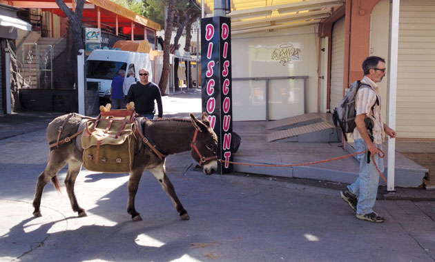 une-ambiance-conquete-de-louest-dans-les-rues-pietonnes-dargeles-sur-mer