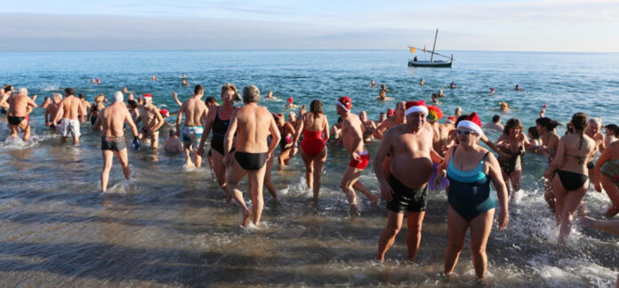 argeles_sur_mer_bain_nouvel_an_2014_UNE argeles-sur-mer-pres-de-250-baigneurs-se-sont-jetes-a-leau-le-1er-janvier
