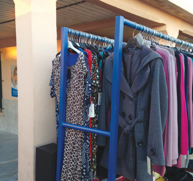 Pour empêcher la permanence électorale d'un de ses opposants d'être visible par le public, ici le maire a carrément autorisé un marchand non sédentaire à installer ses vestiaires et tréteaux devant la devanture dudit local les jours de marché de plein air hebdomadaire...