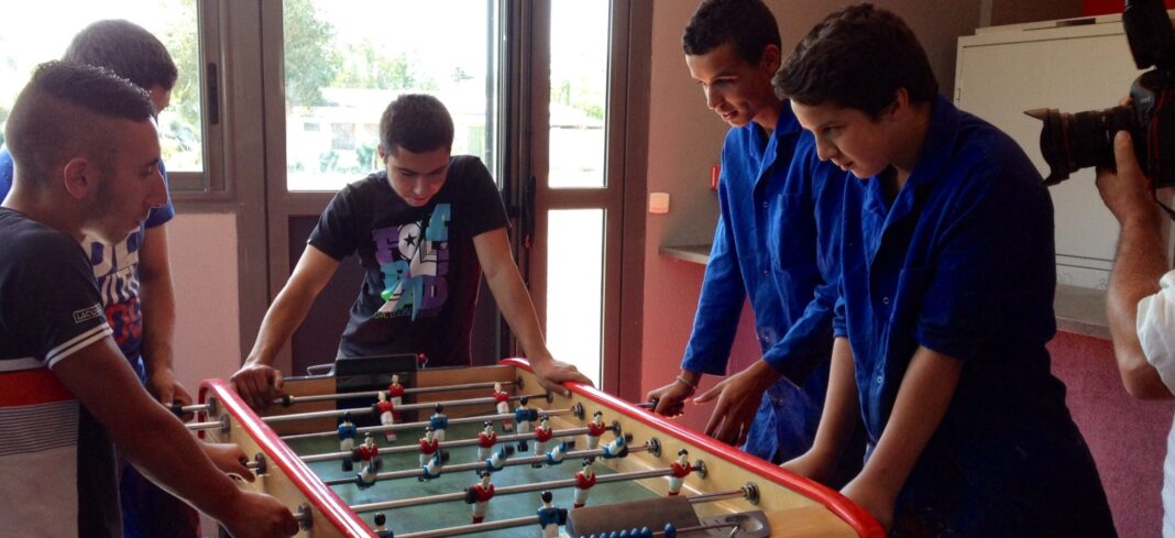 Les acteurs concentrés pour le tournage