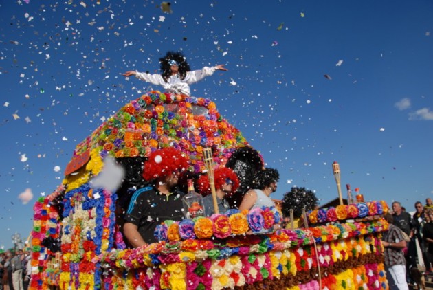 « A Saint-Cyp, Venez faire le plein de loisirs ! » Les vacances de Pâques à Saint-Cyprien Visite du Jardin des Plantes ou bol d’air au Parc de la Prade stage de tennis ou stage de cirque, activités aquatiques, balades à cheval, mini-golf, ... Saint-Cyprien propose aux petits et aux grands de nombreuses activités pour profiter pleinement des vacances de Printemps. Venez découvrir ou redécouvrir, le merveilleux Jardin des Plantes. Seul, à deux, en famille ou entre amis la visite de ce jardin botanique exceptionnel est un véritable lieu naturel de promenade et de découverte. Durant les vacances, visites guidées gratuites, tous les mercredis des vacances à 9h. Inscription obligatoire au : 04.68.21.01.33 Pour vos enfants, sportifs et débordants d’énergie, Saint-Cyprien vous propose des stages : - Stage de tennis : L’école de tennis de Grand Stade les Capellans, accueille vos enfants (de 4 à 16 ans) pour participer aux Stages de Tennis Jeunes, pendant les vacances scolaires toutes zones du 13 avril au 7 mai. Informations et inscriptions au 04 68 37 32 00 - Stage de cirque : L’association cypriannaise « Les Estrelles » organise un stage de cirque pour enfants du 20 au 23 avril, de 14h à 17h à Grand Stade les Capellans. Un goûter sera offert chaque après-midi. Tarifs : 90€ les 4 jours pour les adhérents. 95€ pour les non-adhérents / – 30% pour le deuxième enfant de la même famille (bons de la CAF acceptés). Informations et inscriptions au 06 47 47 58 11 - Atelier sténopé : Le Centre d’Art de Saint-Cyprien organise un stage d’initiation photo destiné aux enfants de 7 à 12 ans. Le stage se déroulera du lundi 13 au vendredi 17 avril, de 9h à 12h. Attention, les places sont limitées (13 places). A partir de : 40€. Renseignements et inscription au 04 68 21 06 96. - Les Bambin ‘eaux sont de retour ! Pour les enfants de 8 à 12 ans (sachant nager), au programme : bulles gonflables géantes, parcours gonflable aquatique géant, toboggans ... De 14h à 16h à l’Espace Aquasud (Tarif : 3€) Informations au 04 68 21 50 24 - Atelier Bébés lecteurs : L’équipe de la Médiathèque Prosper Mérimée invite parents et assistantes maternelles à l’atelier des bébés lecteurs de 10h à 11h. Entrée libre, informations au 04 68 37 32 70 - Conte musical : « Les animaux savants » pour les enfants de 3 à 8 ans à 10h à la Médiathèque Prosper Mérimée. (Gratuit) Informations au 04 68 37 32 70 Et ce n’est pas tout ! - Séance d’AquaZumba : à l’Espace Aquasud de Saint-Cyprien, ouvert à tous à partir de 11h30, 5€ la séance. - Aquaparty du Printemps : venez découvrir l’univers des jeux aquatiques à l’Espace Aquasud. Tarif : prix d’entrée à la piscine (Tout public) N’oubliez pas, les Cypriales débutent le 11 Avril, pour 3 semaines d’animations et de découvertes des associations cypriannaises ! Ci-joint : le communiqué avec le programme entier des cypriales