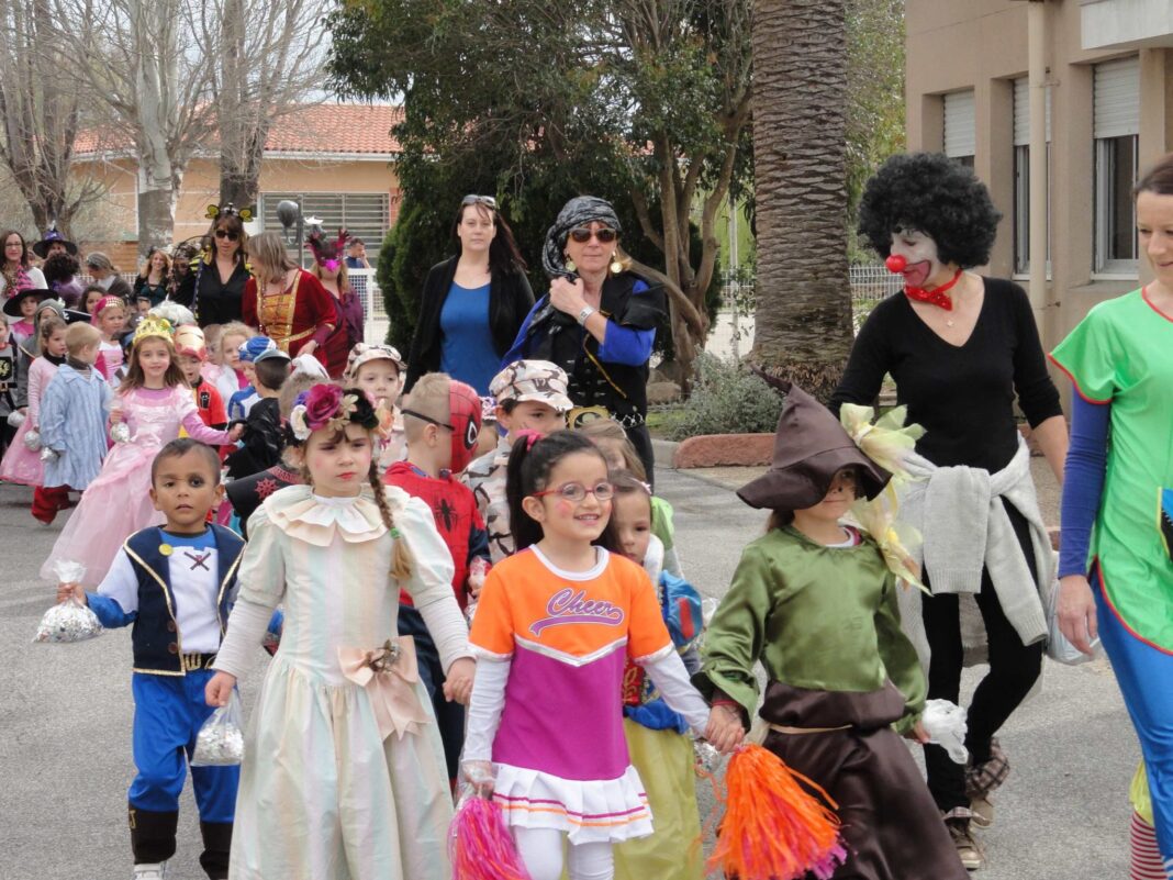 les enfants prêts pour le défilé
