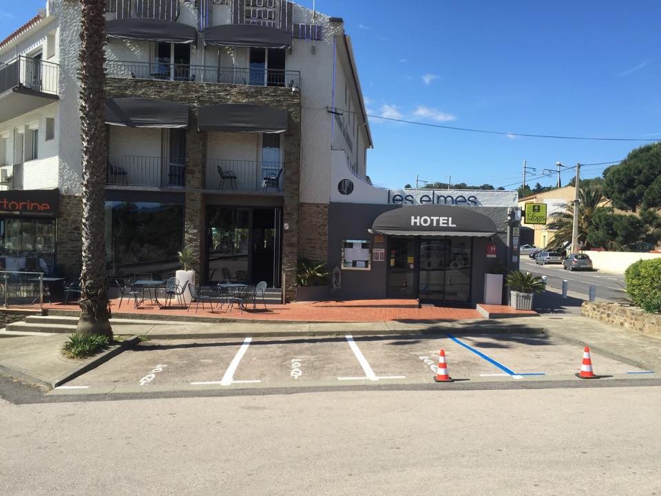 La Ville de Banyuls sur Mer de taxer les touristes et locaux par des aires de stationnement payantes aux Elmes.