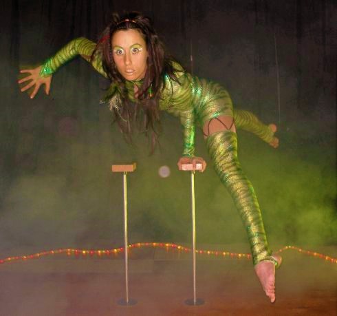 La compagnie Estella C. enrichira ce merveilleux concert de ses acrobaties aériennes