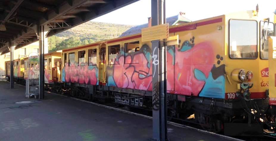 Le train jaune tagué
