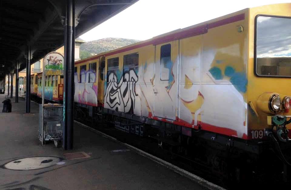 Le train jaune encore tagué !