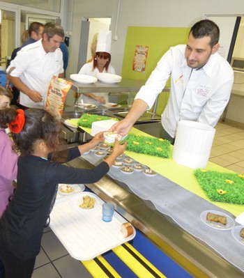 2eme-menu-gastronomique-des-toques-blanches-du-roussillon-dans-les-restaurants-scolaires-du-s-i-s-t-perpignan-mediterranee-1