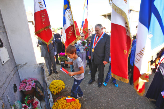 defile-du-11-novembre-2015-au-soler-les-sepultures-de-26-poilus-soleriens-fleuries-par-nos-jeunes-2