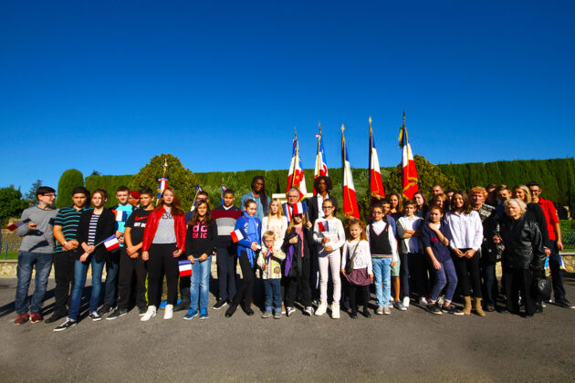 defile-du-11-novembre-2015-au-soler-les-sepultures-de-26-poilus-soleriens-fleuries-par-nos-jeunes