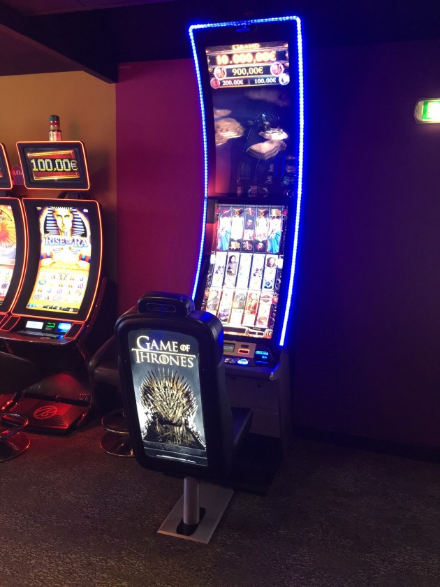 Les 4 Casinos JOA des Pyrénées Orientales ont chacun accueilli le 9 décembre dernier une machine à sous Game of Thrones en exclusivité mondiale. Le Groupe JOA, toujours à la recherche de jeux innovants et d’exclusivités, vient de signer l’exploitation en exclusivité mondiale des machines à sous « Game of Thrones » inspirées de la célèbre série télévisée américaine, avec le fabricant australien Aristocrat. Le mois de décembre verra l'installation de 40 machines à sous équipées du jeu spectaculaire de la série dans les 22 casinos du Groupe, 3ème opérateur français de jeux et de loisirs. Surprenantes par leur design incurvé et leur taille, elles font plus de 3 mètres de haut, les machines à sous « Game of Thrones » le sont aussi par les sensations fortes qu’elles procurent aux joueurs. Equipées d’un siège interactif, elles plongent le joueur au coeur de l’aventure. Tout son corps bouge et vibre au rythme du jeu.