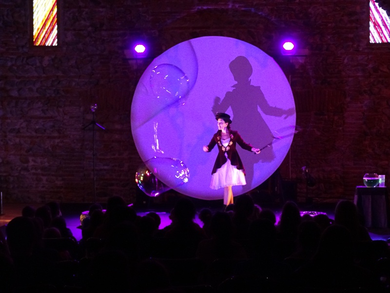 elne-un-spectacle-magique-de-noel-pour-les-ecoliers