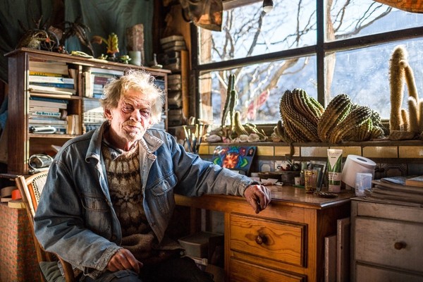 Bernard Bailleux, ancien sculpteur sur fer, vit en « autonomie », à Nyer, depuis 1999