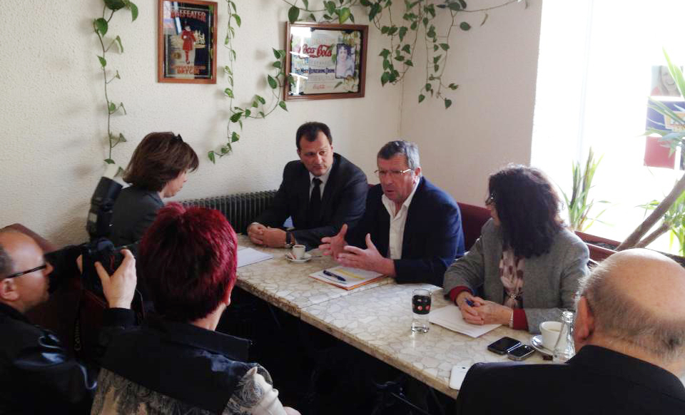François Pelras avec Louis Aliot, le 2 avril 2013 au Soler, lors d'une conférence presse sur la ruralité et les agriculteurs.