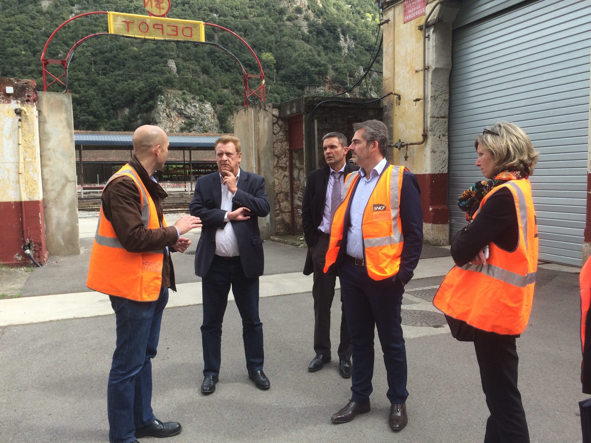 Eliane Jaricki et Jacques Cresta dans les ateliers du Train Jaune
