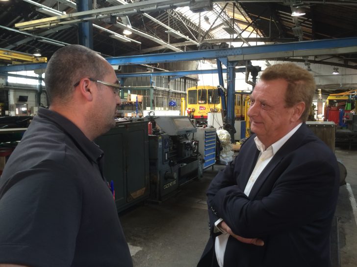 Eliane Jaricki et Jacques Cresta dans les ateliers du Train Jaune