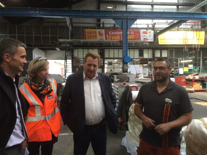 Eliane Jaricki et Jacques Cresta dans les ateliers du Train Jaune