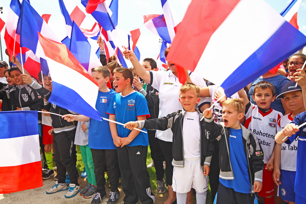 Tifo Tsamère Bernard soler-alain-bernard-arnaud-tsamere-soutiennent-bleus-a-leuro-2016