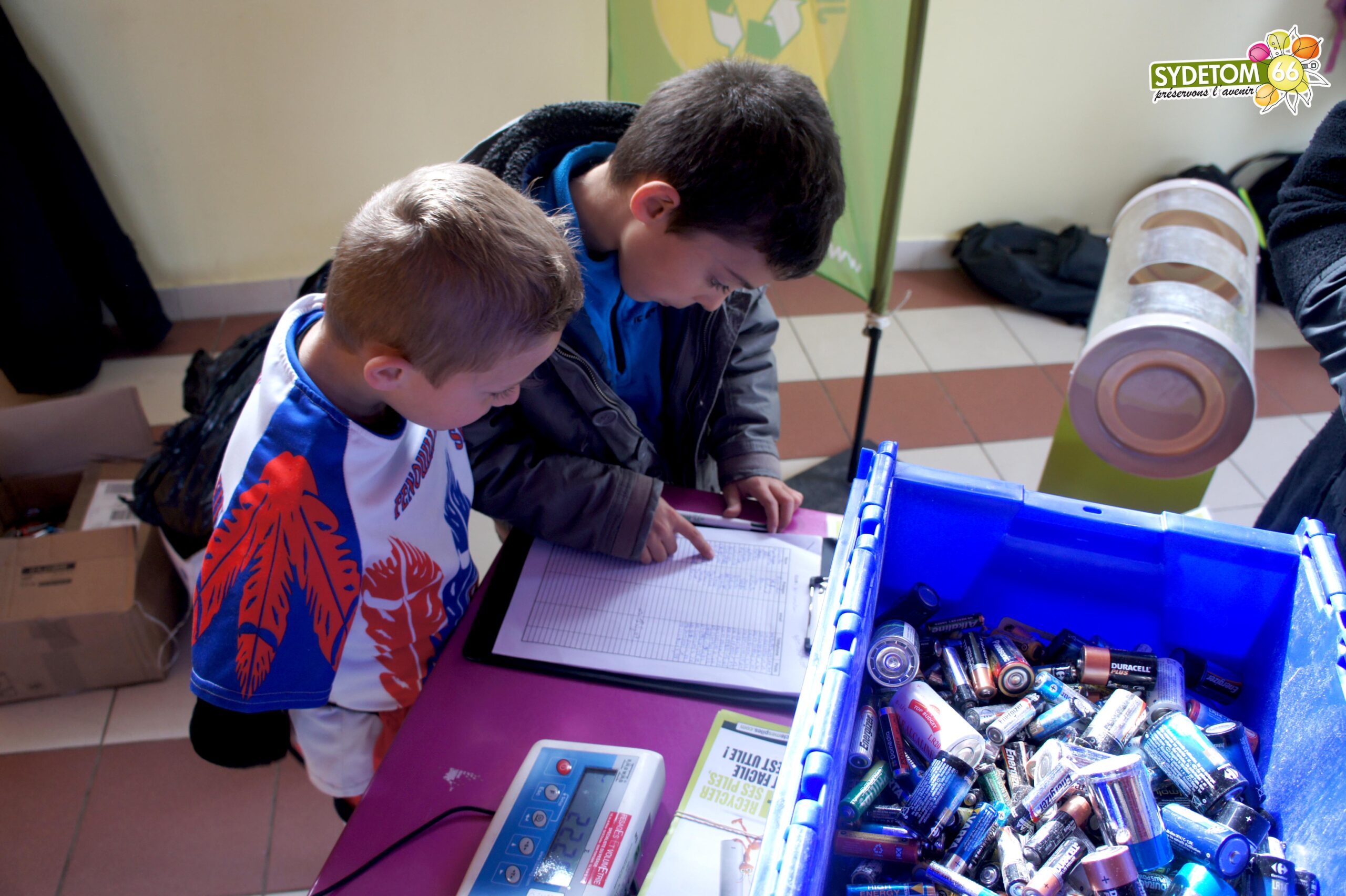 La pesée des piles avec le gagnant Kylian (à gauche)