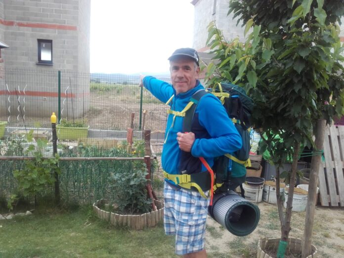 Domi montrant le Canigó perdu dans les brumes