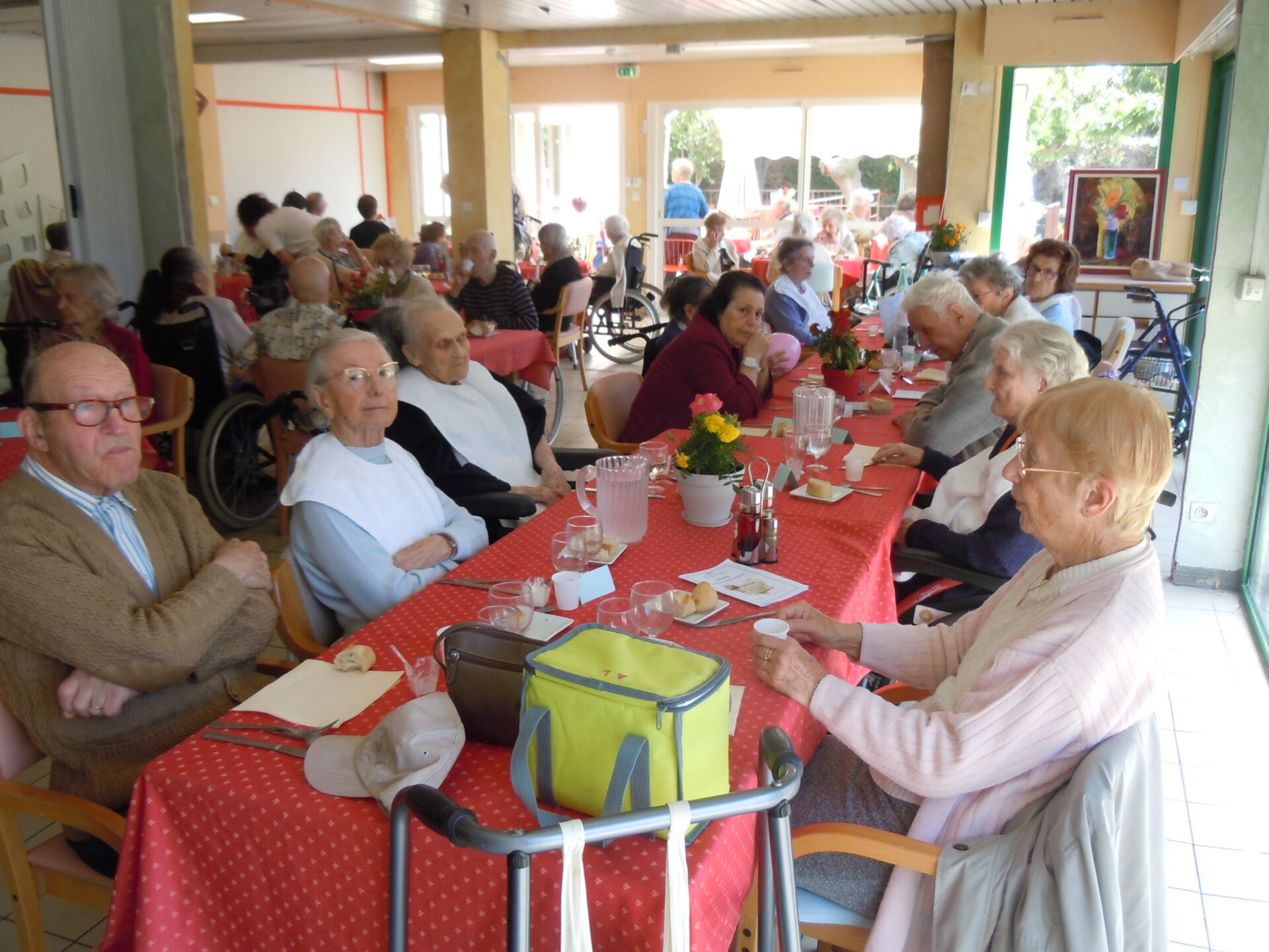 bernard-reyes-evolution-66-remercie-frederique-poux-directrice-de-lehpad-jardins-saint-jacques