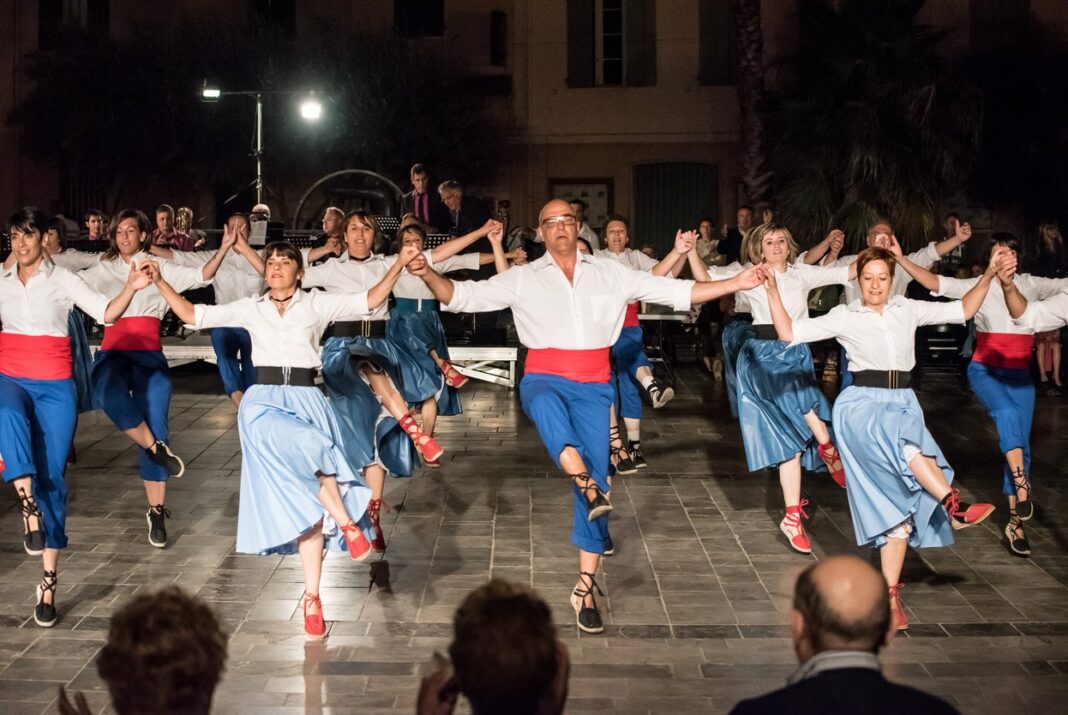 colla-amistat-de-thuir-va-faire-briller-folklore-catalan colla-amistat-de-thuir-va-faire-briller-folklore-catalan