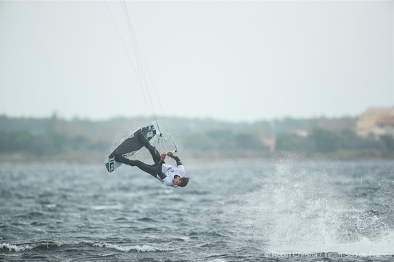 valentin-garat-simpose-en-finale-du-championnat-de-france-de-kitesurf-freestyle