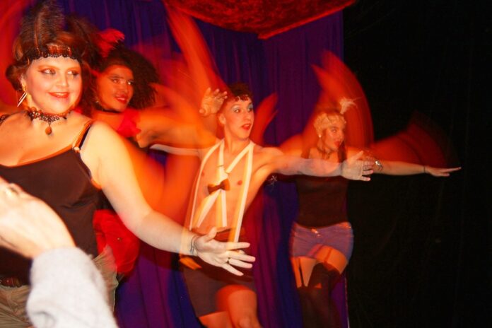 ambiance-cabaret-linauguration-de-lecole-way-to-stage-mediterranee-soler