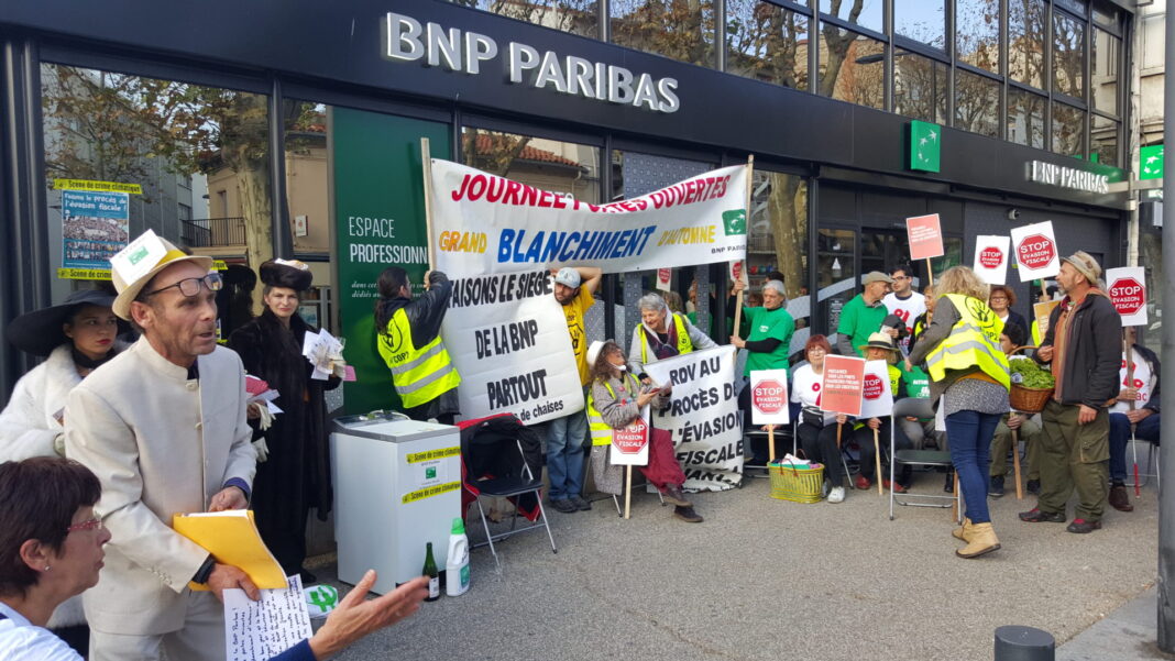 32 militants d'ANV COP21 et d'ATTAC se sont invités à l'agence BNP Paribas, Boulevard Clémenceau à Perpignan, pour dénoncer le rôle de cette banque dans l’évasion fiscale