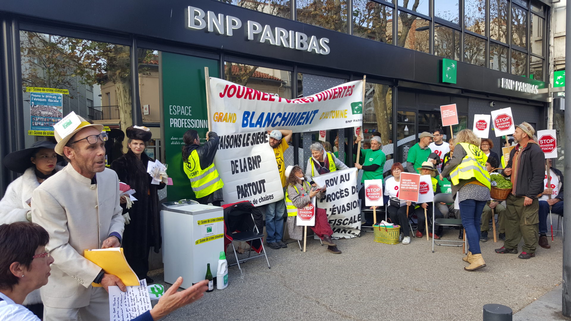 32 militants d'ANV COP21 et d'ATTAC se sont invités à l'agence BNP Paribas, Boulevard Clémenceau à Perpignan, pour dénoncer le rôle de cette banque dans l’évasion fiscale