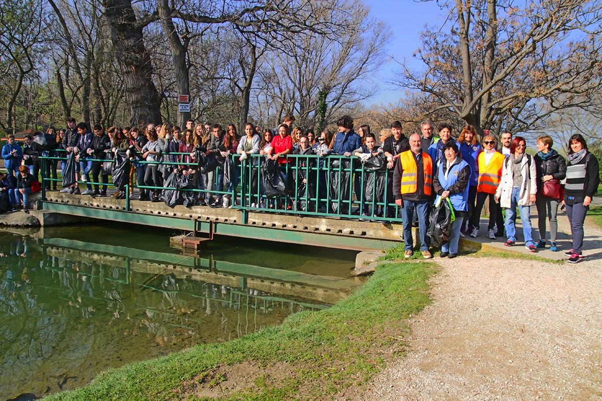 les-collegiens-du-soler-et-le-lions-club-se-mobilisent-pour-nettoyer-le-parc-du-lac-du-moulin