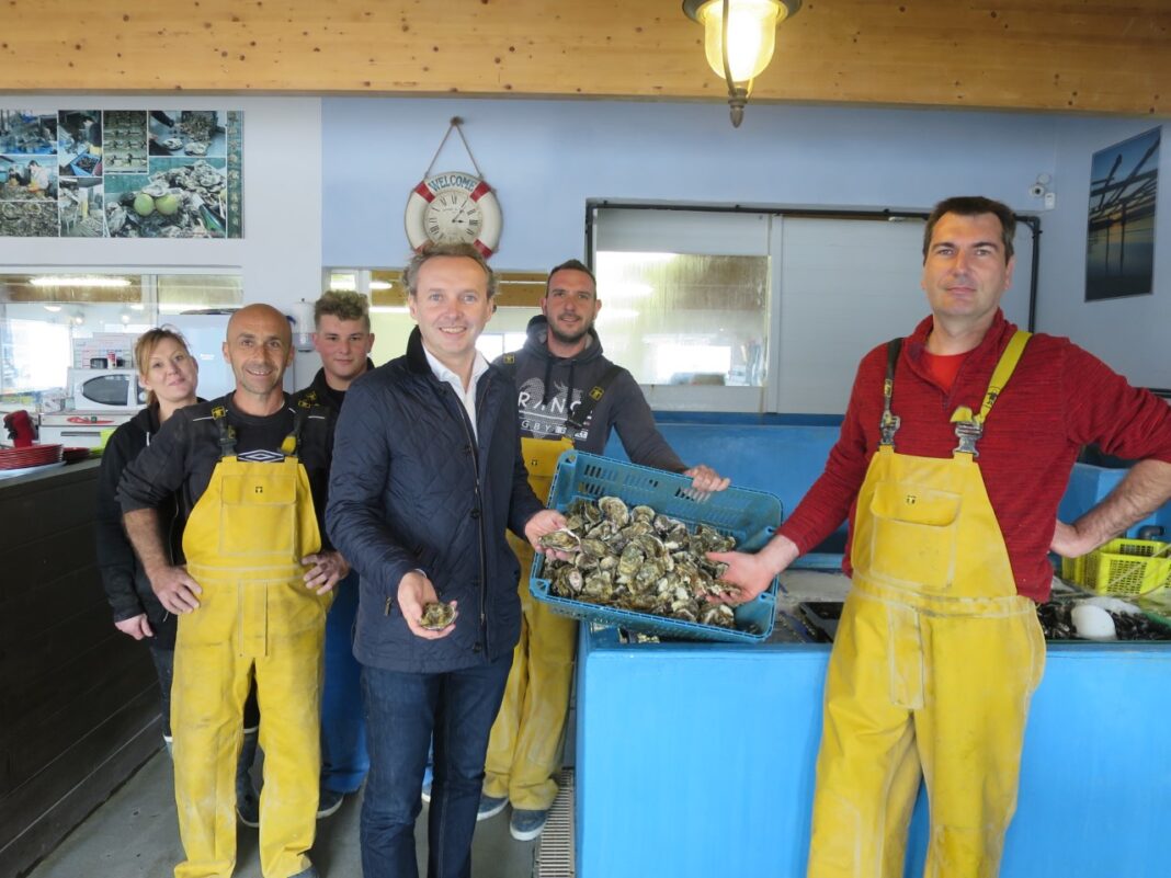 une-huitre-leucatoise-recoit-la-medaille-dargent-au-salon-de-lagriculture-de-paris