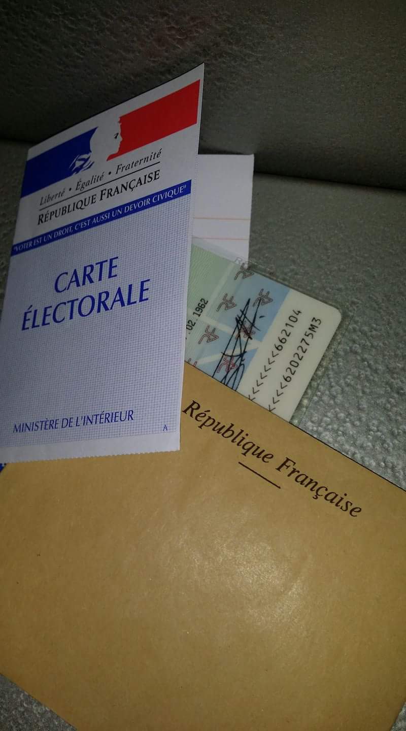Le rédacteur en chef du Journal Catalan nous montre le geste essentiel du vote