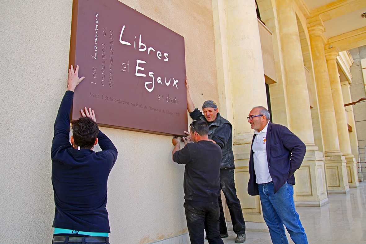 la-devise-liberte-egalite-fraternite-desormais-inscrite-sur-le-fronton-de-lhotel-de-ville-du-soler