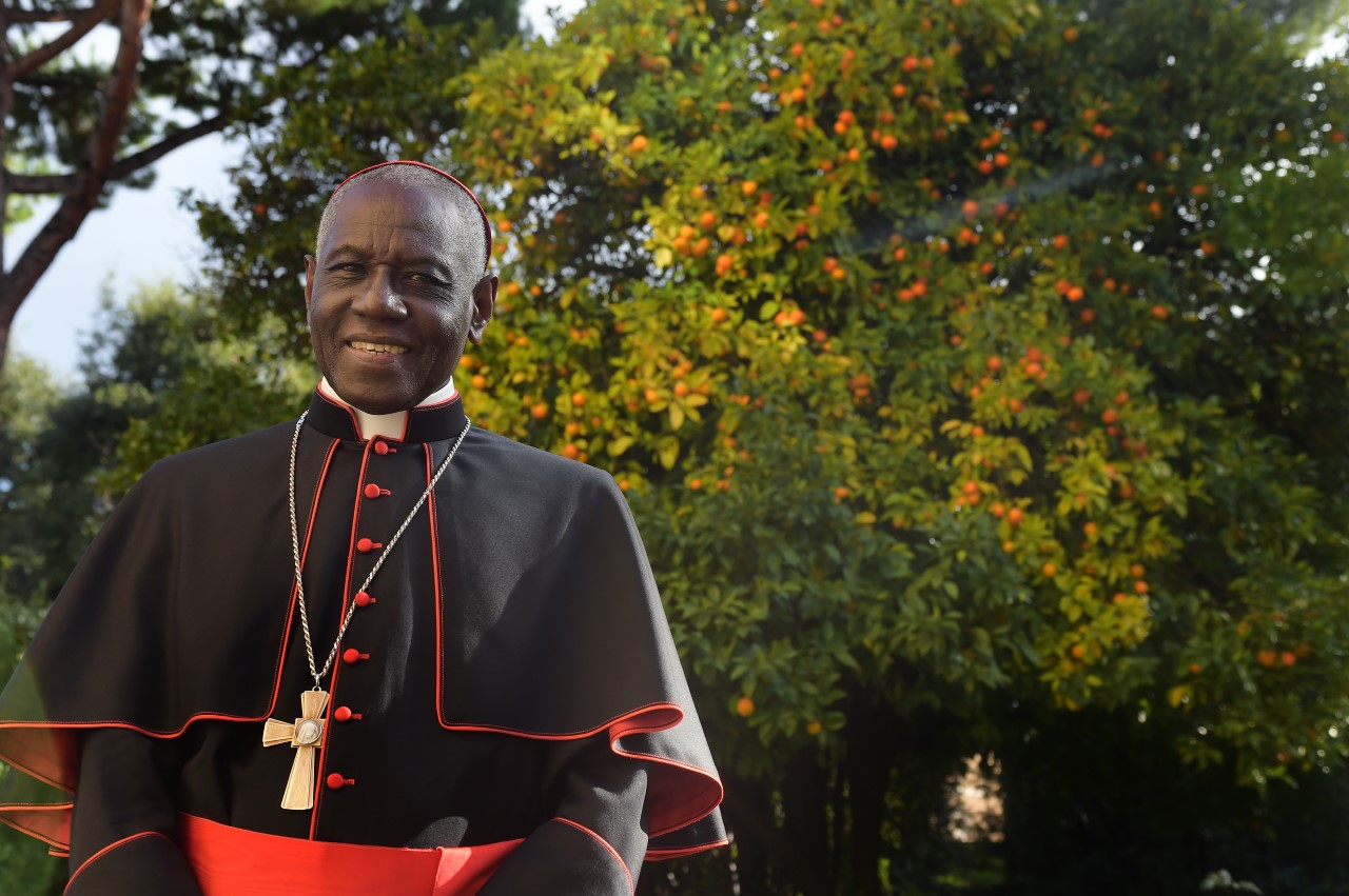 le-cardinal-robert-sarah-presente-la-force-du-silence-le-samedi-6-mai-a-perpignan
