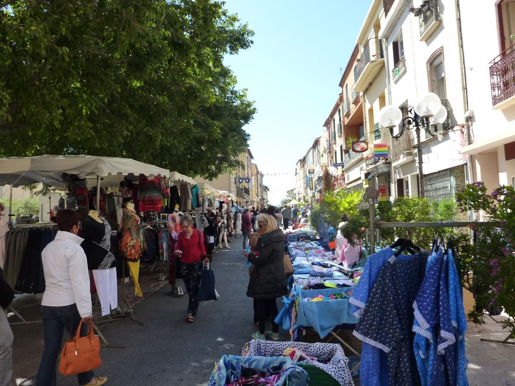 le-marche-un-espace-de-proximite-et-de-convivialite-a-elne