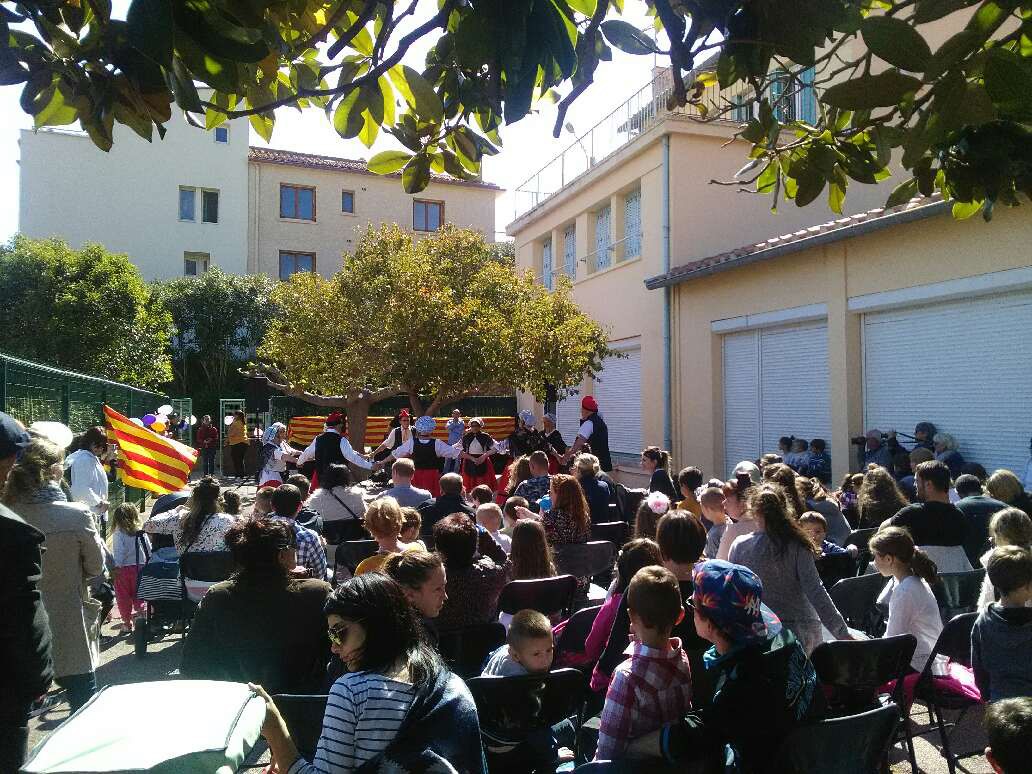 port-vendres-lecole-maternelle-pares-a-fete-la-sant-jordi-le-21-avril