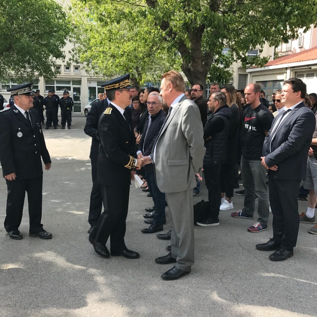 un-hommage-a-xavier-jugele-policier-tue-service-sur-les-chanmps-elysees 2 un-hommage-a-xavier-jugele-policier-tue-service-sur-les-chanmps-elysees