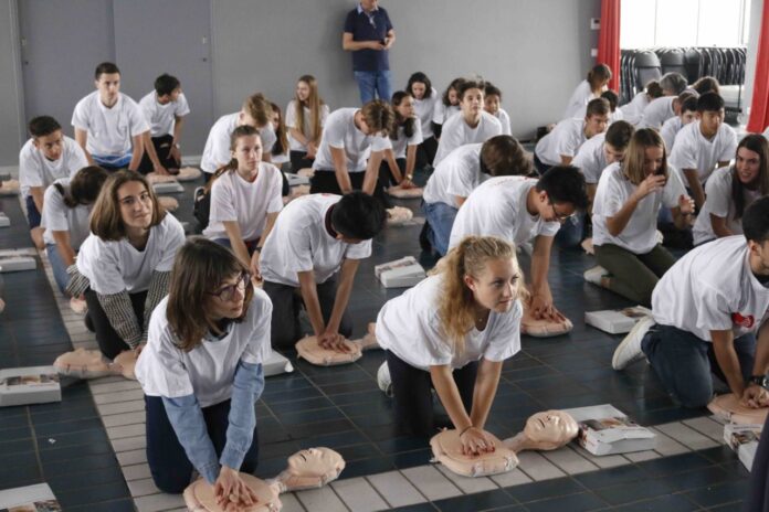 le-lycee-de-canet-forme-ses-jeunes-au-massage-cardiaque