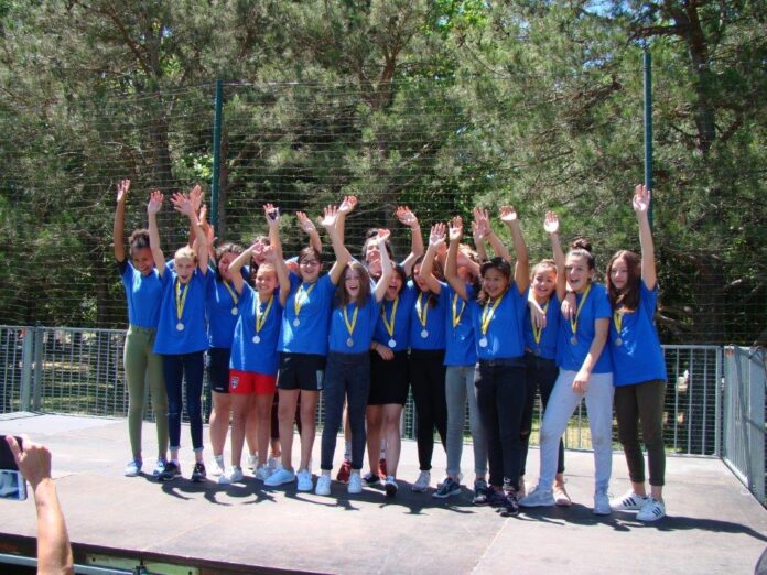 lequipe-feminine-de-rugby-du-college-jules-verne-du-soler-remporte-le-titre-academique-a-carcassonne