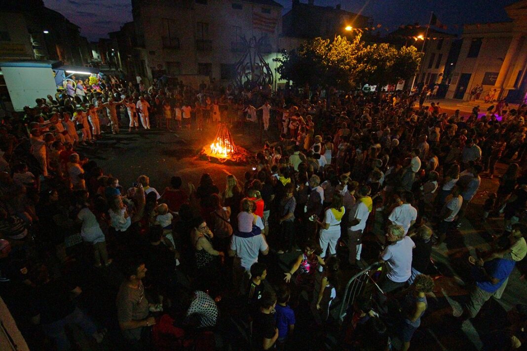 nuit-de-la-saint-jean-au-soler-le-coeur-de-ville-brille-de-mille-feux2 nuit-de-la-saint-jean-au-soler-le-coeur-de-ville-brille-de-mille-feux