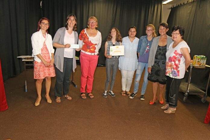 remise-du-prix-de-la-meilleure-affiche-par-le-lions-club-aux-eleves-du-college-jules-verne-au-soler
