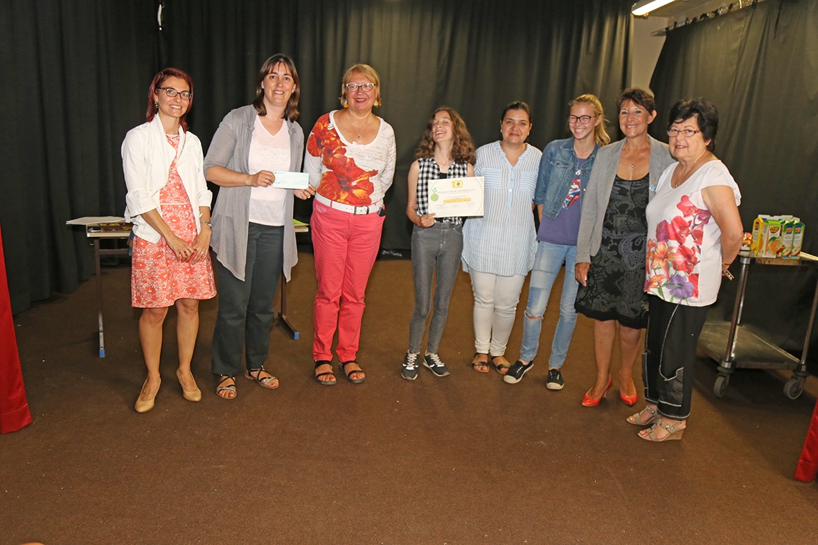 remise-du-prix-de-la-meilleure-affiche-par-le-lions-club-aux-eleves-du-college-jules-verne-au-soler