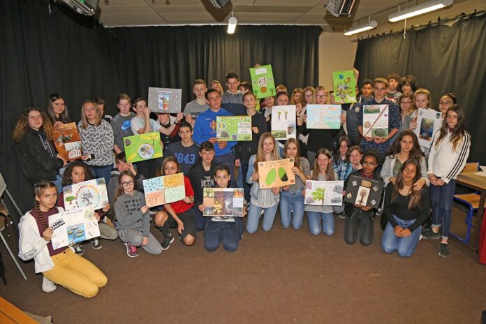 remise-du-prix-de-la-meilleure-affiche-par-le-lions-club-le-soler-porte-du-canigou-aux-eleves-du-college-jules-verne
