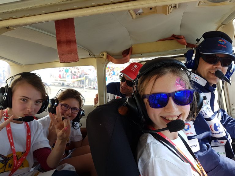 un-bapteme-de-lair-pour-250-enfants-extraordinaires-et-ordinaires-avec-les-pilotes-daeropyrenees-a-perpignan