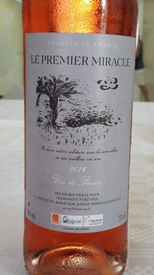 un-rose-cotes-du-roussillon-commercialise-par-les-cavistes-locaux-pour-aider-a-la-reinsertion-sociale